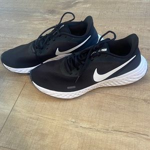Mens size 11.5 Nike Revolution shoe